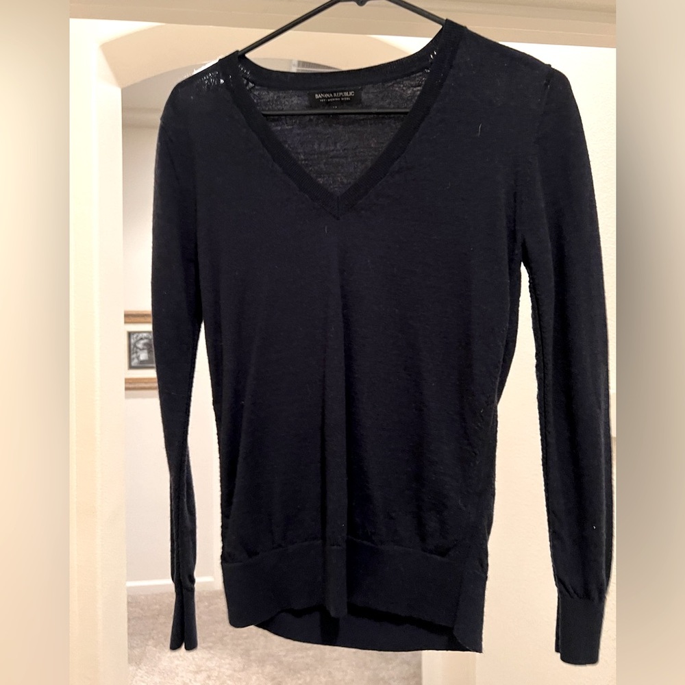 Banana Republic navy wool v-neck size medium lightweight women’s sweater.